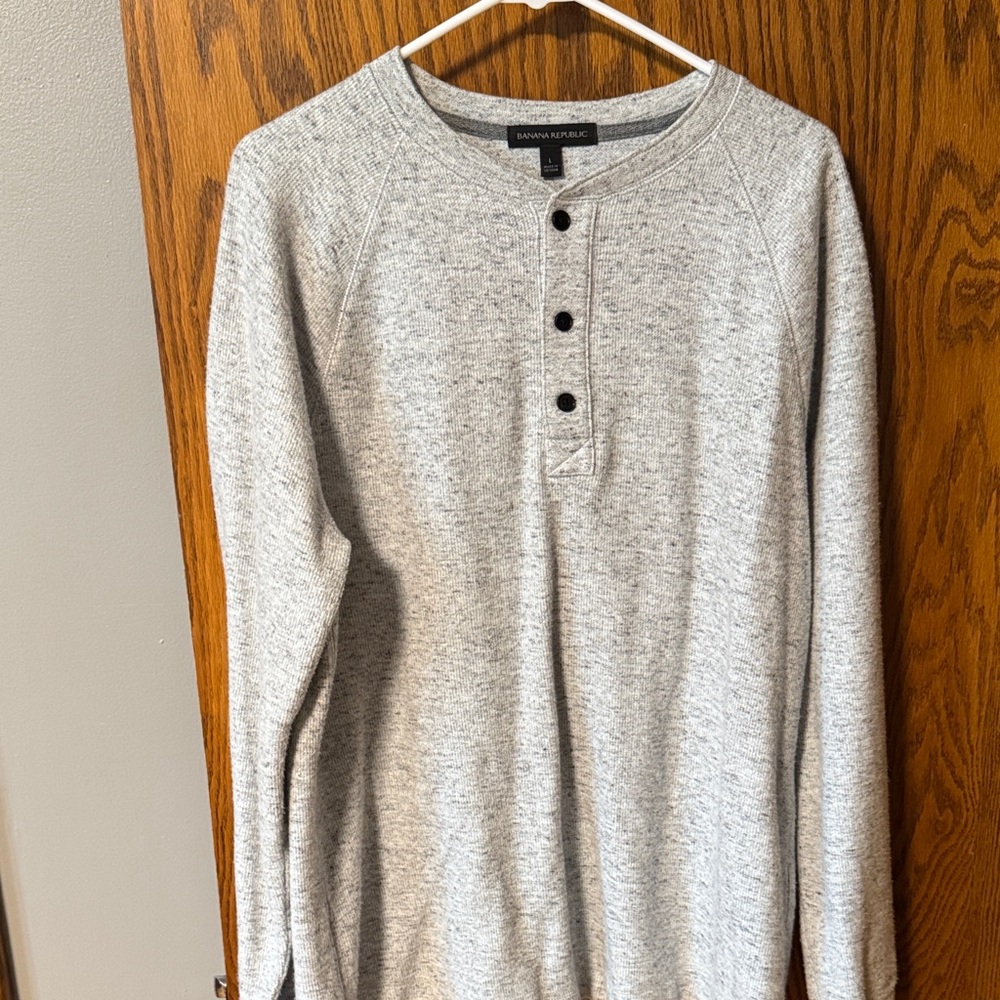 Banana Republic Men's Heather Light Gray Henley Pullover